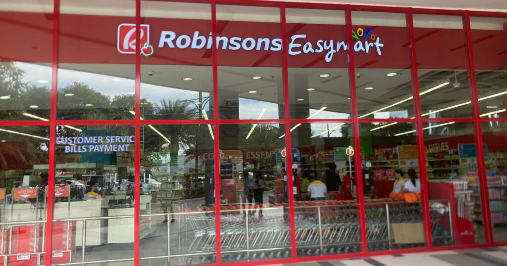 ロビンソンスーパーの入口